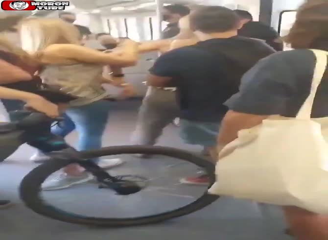 Video :In Spain, a young guy without a mask is flung from a train